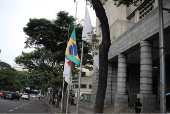 Bandeiras a meio mastro pela morte do prefeito de Belo Horizonte (MG)