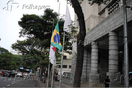 Bandeiras a meio mastro pela morte do prefeito de Belo Horizonte (MG)
