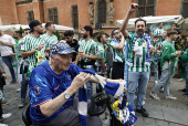 Aficionados del Betis animan a su equipo en Breslavia previo al partido de final de la Liga Conferencia