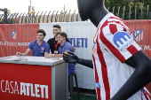 Julián Álvarez y Giuliano Simeone con aficionados