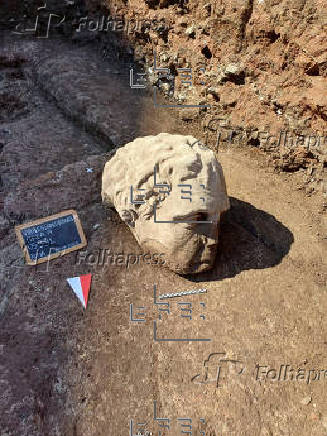 Descubren una cabeza colosal de mármol en una excavación del centro de Roma