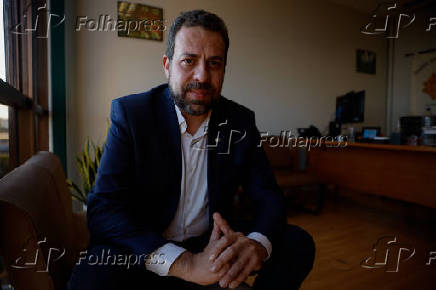 Guilherme Boulos em entrevista na Câmara dos Deputados