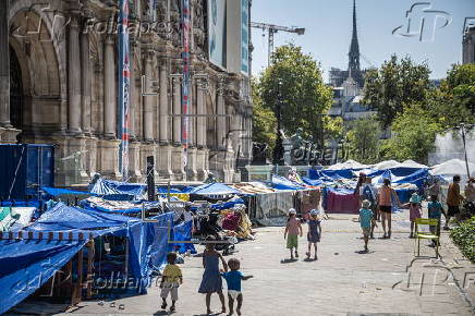 Migrants camp outside Paris City Hall asking for shelter