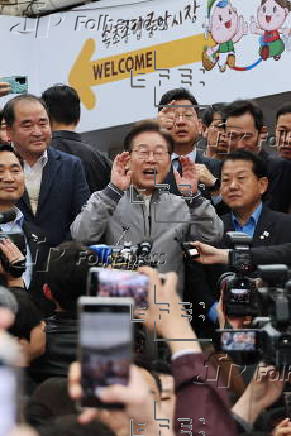 Democratic Party candidate Lee Jae-myung campaigns