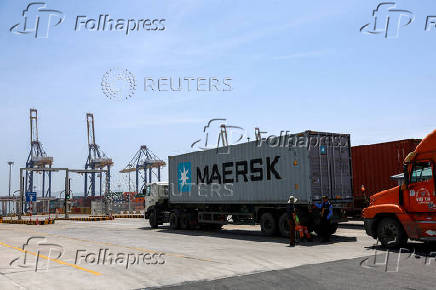 FILE PHOTO: Vietnam steps up talks with US to reduce hefty tariff