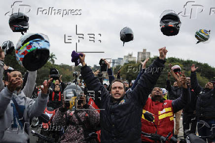 Un centenar de repartidores de aplicaciones protestan por más derechos en Brasil