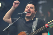 Bruno canta sozinho em festival