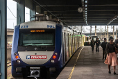 Vista das plataformas da estação de metrô de Esteio