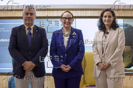La secretaria general de ONU Comercio y Desarrollo (UNCTAD), Rebeca Grynspan dialoga con el presidente de la Agencia EFE, Miguel Ángel Oliver