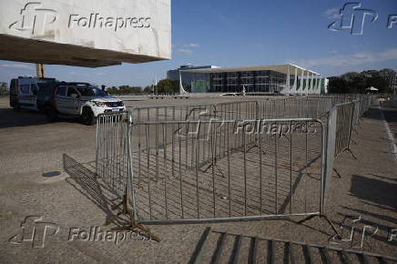 Grades são colocadas na Praça dos Três Poderes