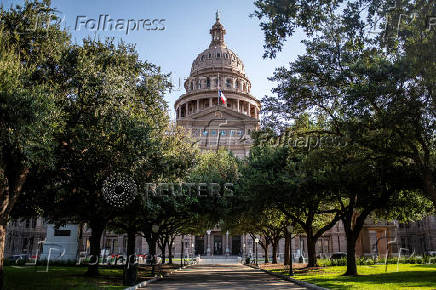 Democratic lawmakers in Texas leave the state in redistricting battle