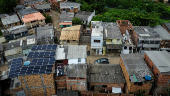 Painéis solares na periferia de Salvador, na Bahia