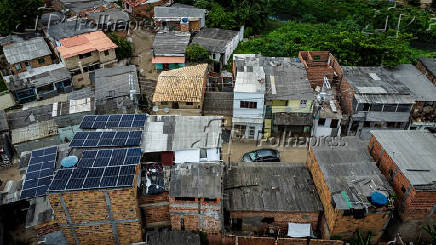 Painéis solares na periferia de Salvador, na Bahia