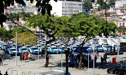 Governador do rio, claudio castro entrega carros para policia militar do estado