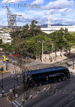 Ônibus danifica torre de energia em Contagem