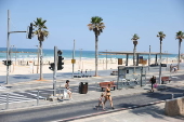 Beachgoers evacuate to shelters amid missile threat in Tel Aviv