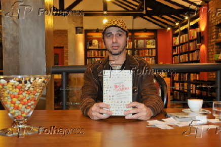 Zeca Baleiro lança livros em SP