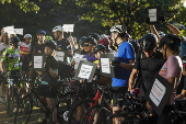 Ciclistas protestam em frente à reitoria da USP contra restrição de treinos na universidade