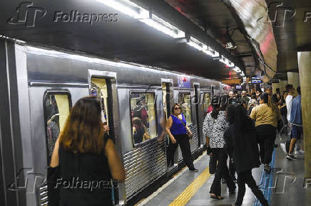 Movimentação dentro da Estação Sé do metrô