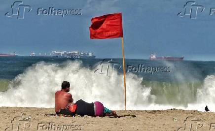 Ressaca na praia do Leme no Rio de Janeiro