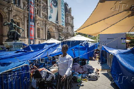 Migrants camp outside Paris City Hall asking for shelter