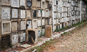 Nichos funerários no cemitério da Vila Formosa, na zona leste de São Paulo 