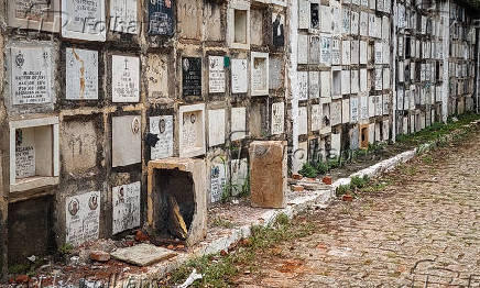 Nichos funerários no cemitério da Vila Formosa, na zona leste de São Paulo