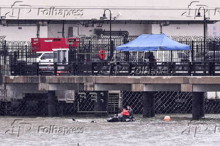 Search in the Hudson River after helicopter crash, near Jersey City