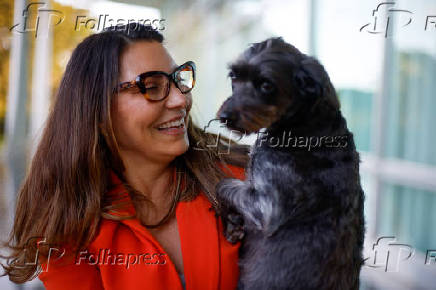 A primeira-dama, Rosângela Lula da Silva, a Janja, posa com a cadelinha Resistência 