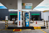 Postos de combustíveis reduzem preço da gasolina após corte nas refinarias.