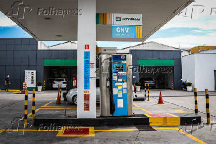 Postos de combustíveis reduzem preço da gasolina após corte nas refinarias.