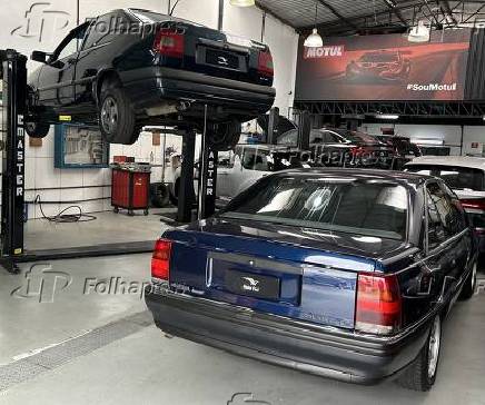 Fiat Tempra no elevador e Chevrolet Omega