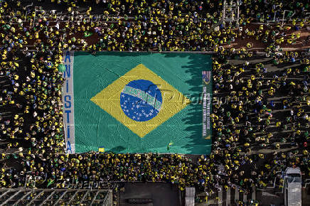 Manifestação na av. Paulista com bandeira gigante do Brasil