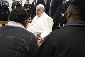 El papa visita una cárcel romana por Jueves Santo durante su convalecencia