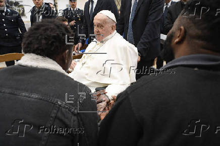 El papa visita una cárcel romana por Jueves Santo durante su convalecencia