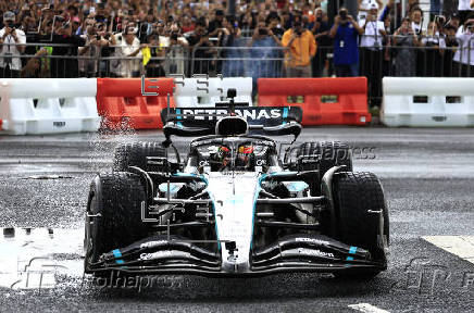 Vehículo del equipo Mercedes-AMG Petronas de Fórmula 1 recorre las calles de San Juan