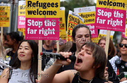 Anti-fascist protest outside hotel housing asylum seekers in London