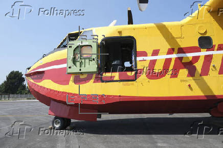 Aterrizan en Santiago los dos aviones pedidos por España a la UE para extinguir los fuegos