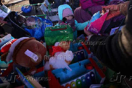 Folhapress - Fotos - Residents take part in a Christmas food pantry in ...