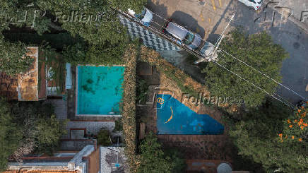 Piscinas em casas desocupadas no Alto de Pinheiros, na capital paulista