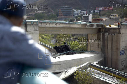 Colapso de una parte de un puente en Honduras deja herido a chofer de máquina recicladora