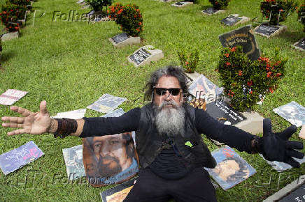 Fãs de Raul Seixas visitam o túmulo do cantor em Salvador