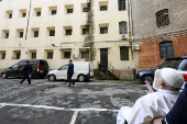 El papa visita una cárcel romana por Jueves Santo durante su convalecencia