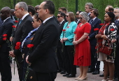 Foreign diplomats lay flowers at Moscow?s Tomb of Unknown Soldier ahead of Victory Day