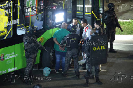 Homem faz refém em ônibus em Itaquera SP