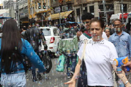 Movimentação na Rua 25 de Março em São Paulo