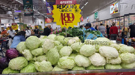 Movimentação em mercado atacadista na zona leste de SP