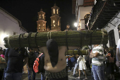 Fieles católicos realizan 'Procesión de los Cristos' al sur de México