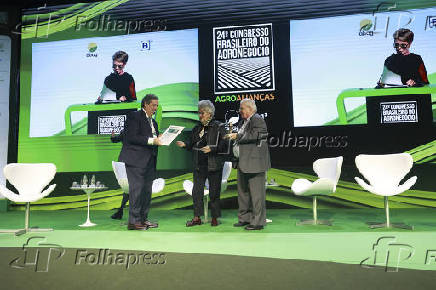 Izabella Teixeira was honored with the Norman Borlaug Award at the 24th Brazilian Agribusiness Congress