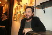 Sergio Guizé na abertura da exposição 